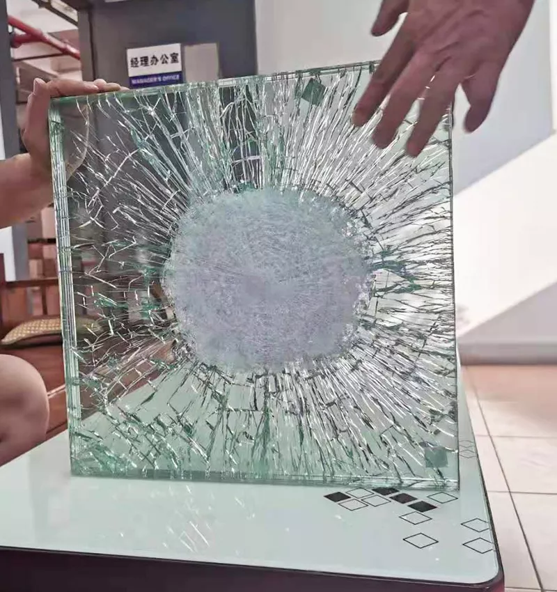 防爆玻璃适用于军工单位，化工车间，办公室，加油站，矿业，防爆设备、家用橱柜、煤矿井底等等，所有带有防爆性环境均可适用。