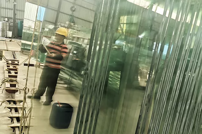 防爆玻璃、防砸玻璃、防弹玻璃从单层结构延伸到复合结构，实现多种防爆等级、防砸等级、防弹等级，用户选择更加自由化。