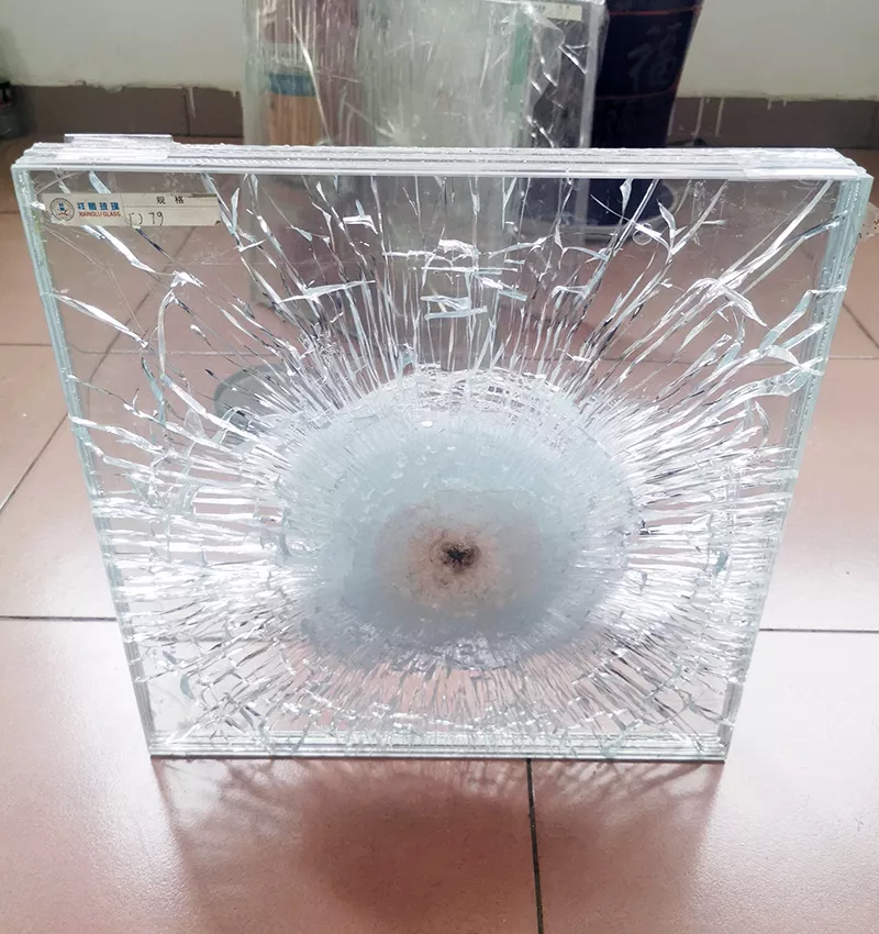 防弹玻璃应用于银行柜台，银行保险室，**车，船舱，军舰，机舱，押运车、训练场，演习场观察窗，演讲台，汽车车辆改造，防弹车等等。