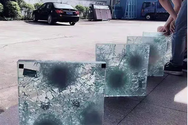 防砸玻璃从双层结构延伸到多层复合结构，从纯玻璃结构拓展到玻璃夹层防爆PC，全方位实现多种防砸等级个性化需求，用户选择更加自由化。